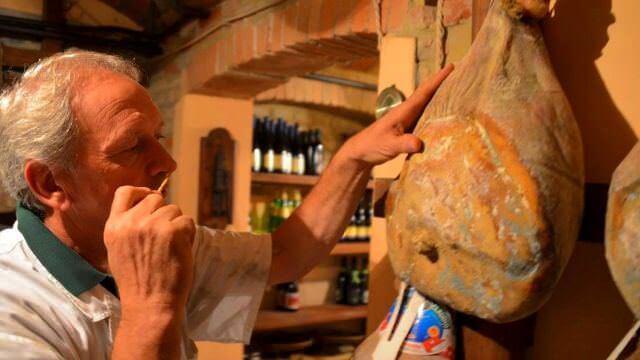 Claudio, a local Parma Producer, will bring us to his private Prosciutto Cellar where he use to age selected Prosciutto